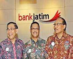 Hadi Sukrianto, Direktur Utama Bank Jatim (tengah) saat peluncuran logo baru. (Foto: Ist)